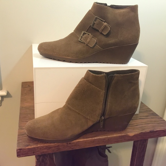 Munro ‘Drew’ water resistant  suede wedge booties - Picture 15 of 16